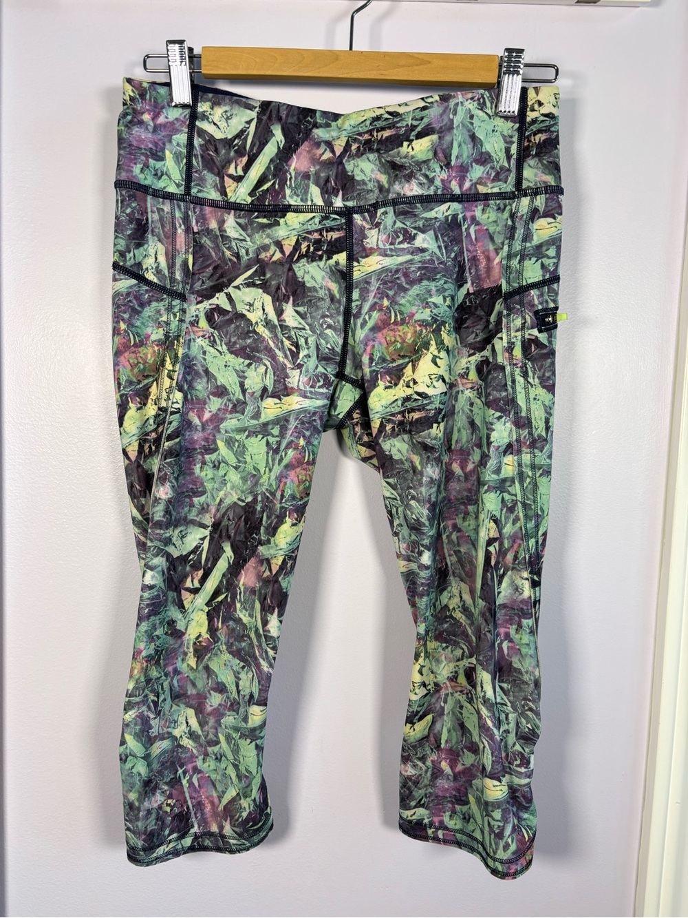 lululemon athletica Abstract Green Multi Top Speed Crop Leggings Size 8